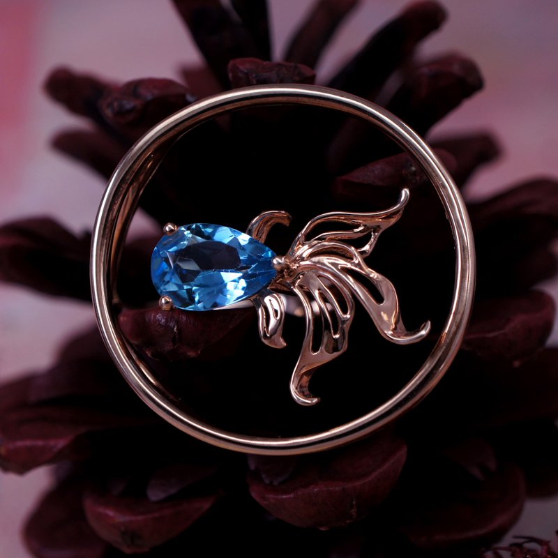 GOLD FISH - Blue Topaz 18K Rose Gold Plated Silver Ring - แหวนทั่วไป - เครื่องเพชรพลอย สีน้ำเงิน