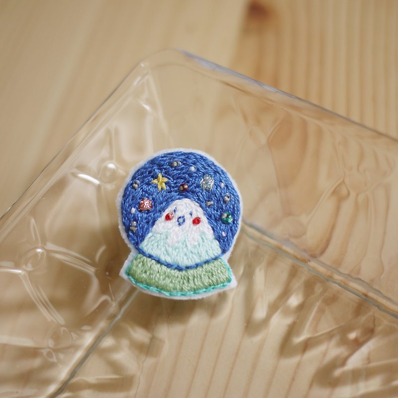 Mount Fuji*Starry Night*Hand-embroidered brooch - เข็มกลัด - งานปัก 