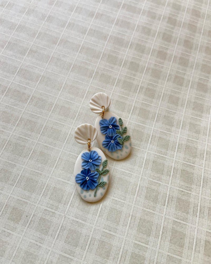 Gradually Oval Off-White with Gradient Blue Double Floral Full Hand Soft Pottery Earrings - Earrings & Clip-ons - Pottery 