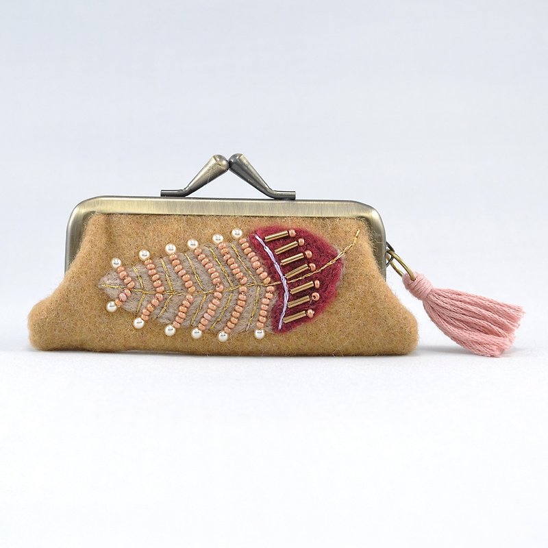 Seal · lip case (leaf) 2 - กระเป๋าเครื่องสำอาง - ขนแกะ สีนำ้ตาล