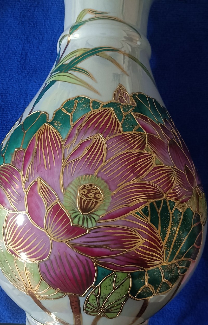 [Painted vase] 12-inch carved gold color Ruyi vase - ของวางตกแต่ง - เครื่องลายคราม 