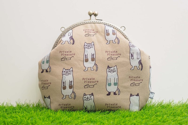 Cats in winter/Metal pockets/retro messenger bag - กระเป๋าแมสเซนเจอร์ - ผ้าฝ้าย/ผ้าลินิน สีนำ้ตาล