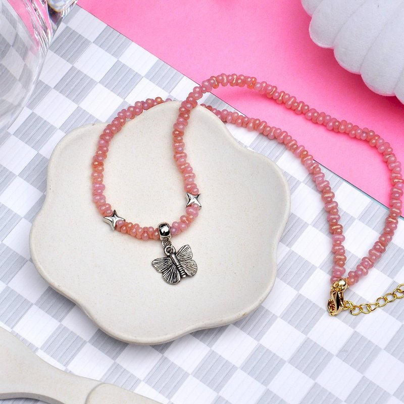 Flesh Pink Mini Peanut Bead Butterfly Necklace - สร้อยคอ - แก้ว 