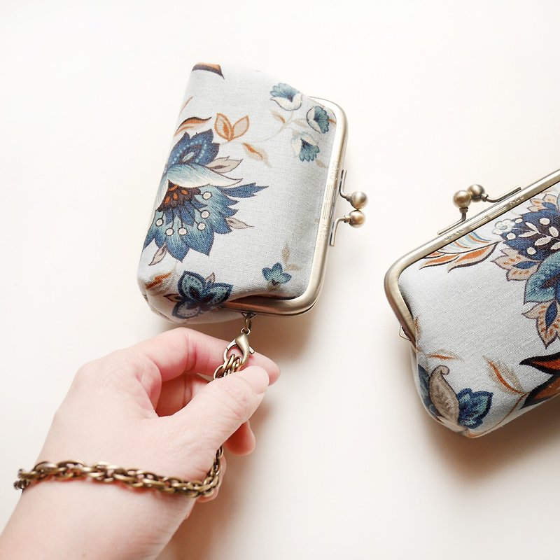 Blue and white porcelain hand with big mouth coin purse / mouth gold bag [made in Taiwan] - Clutch Bags - Other Metals Blue