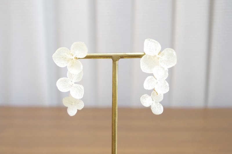 紫陽花のピアス - 耳環/耳夾/耳骨夾 - 棉．麻 白色