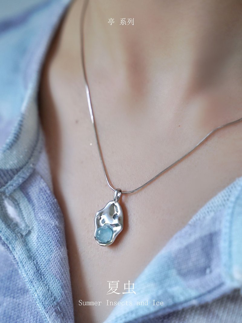 Summer insect original design pool Silver inlaid natural aquamarine water droplets surging necklace minimalist new Chinese style - สร้อยคอ - เครื่องเพชรพลอย 