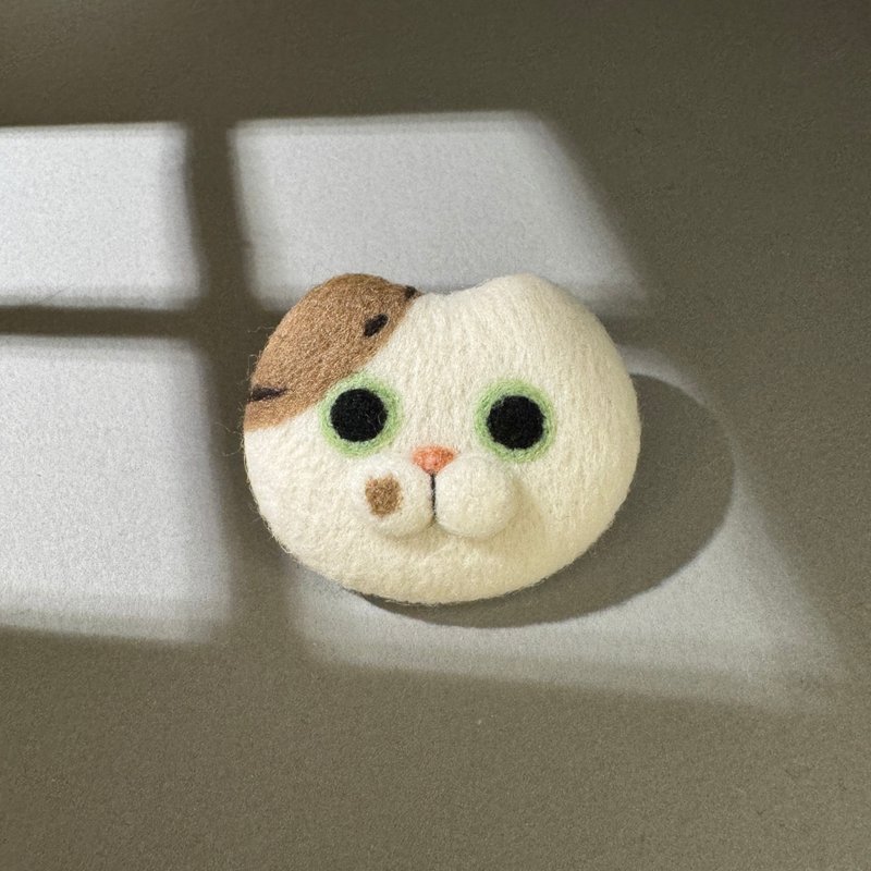 Handmade wool felt refrigerator magnet with small tiger spots and large mole on the side - แม็กเน็ต - ขนแกะ 