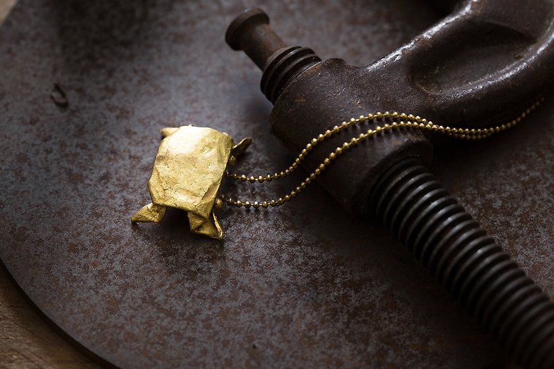 Origamini 小摺學 黃銅 蟹項鍊 Brass Crab Necklace - 項鍊 - 銅/黃銅 金色