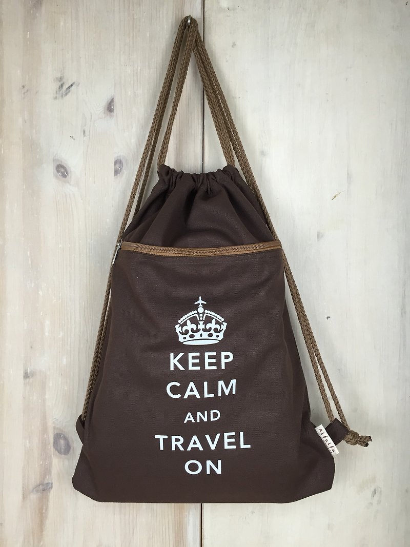 Keep Calm & Travel On Drawstring Backpack (Brown) - กระเป๋าหูรูด - ผ้าฝ้าย/ผ้าลินิน สีนำ้ตาล