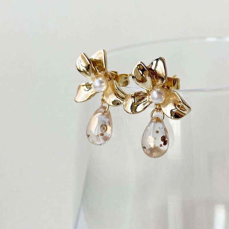 Gold flower sparkle bead earrings/ Clip-On - ต่างหู - โลหะ สีทอง