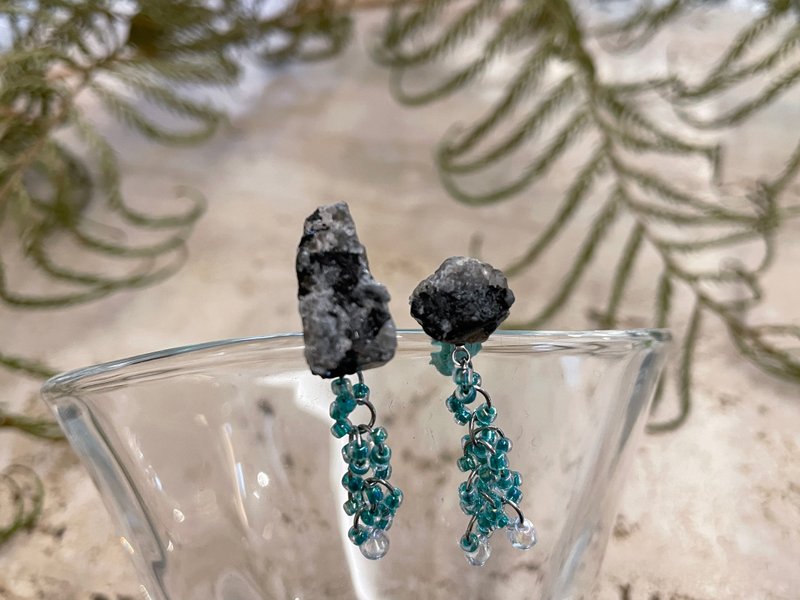 Stone Sui-water drop black marble with water blue beaded earrings earrings earrings exclusive design - ต่างหู - หิน สีดำ