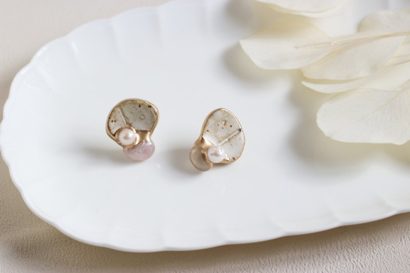 Made to order Shigaraki clay Kintsugi pierced Clip-On /White Cherry Blossom Agate Freshwater Pearl Formal Traditional Craft - Earrings & Clip-ons - Pottery White