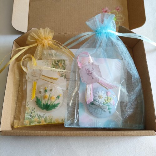 白い睡蓮の花刺繍ブローチ モネ - ショップ かなちゃん手刺繍