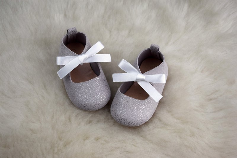 Silver Leather Baby Mary Jane, Leather Baby Crib Shoes, Handmade Baby Girl Shoes, Baby Girl Gifts, Baby Dress Shoes, Baby Shower Gift - รองเท้าเด็ก - หนังแท้ สีเทา