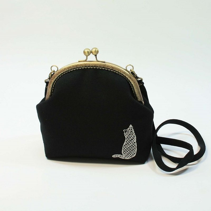 Embroidery 16cm U-shaped gold cross-body bag 09-cat attitude 04 - กระเป๋าแมสเซนเจอร์ - ผ้าฝ้าย/ผ้าลินิน สีดำ