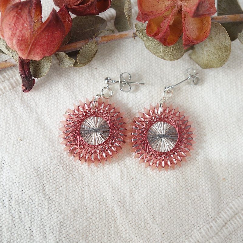 Madder red Gerbera earrings / silk thread / Geometric pattern / shipping free - Earrings & Clip-ons - Silk Red