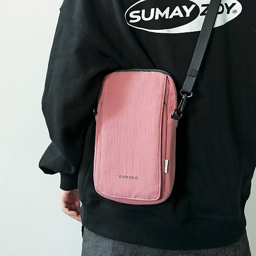 製包事多 Sumayzoy Store SAD系列豎款手機包 側背包輕便ipad mini包 多功能斜挎包 格紋紅