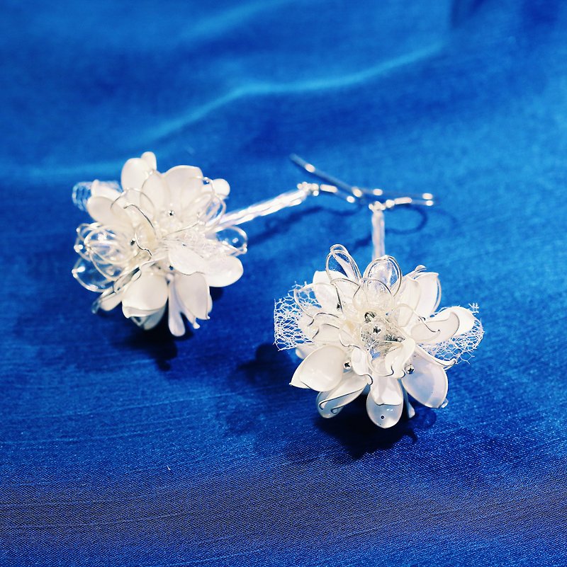 秋冬花球 冬季 銀x白 手作飾品耳環一對 - 耳環/耳夾 - 樹脂 白色