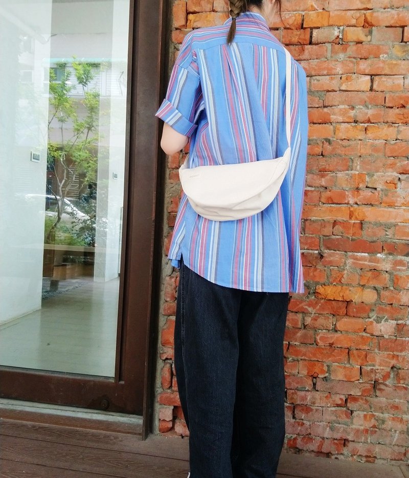 Half-moon bag side backpack shoulder bag 100% cotton eco-friendly cloth beige - กระเป๋าแมสเซนเจอร์ - ผ้าฝ้าย/ผ้าลินิน ขาว