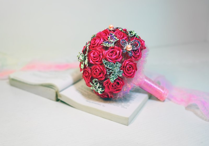 Love Red Rose Handmade Ribbon Rhinestone Bouquet (Valentine's Gift Valentine's Day Gift Box) - ช่อดอกไม้แห้ง - พืช/ดอกไม้ สีแดง