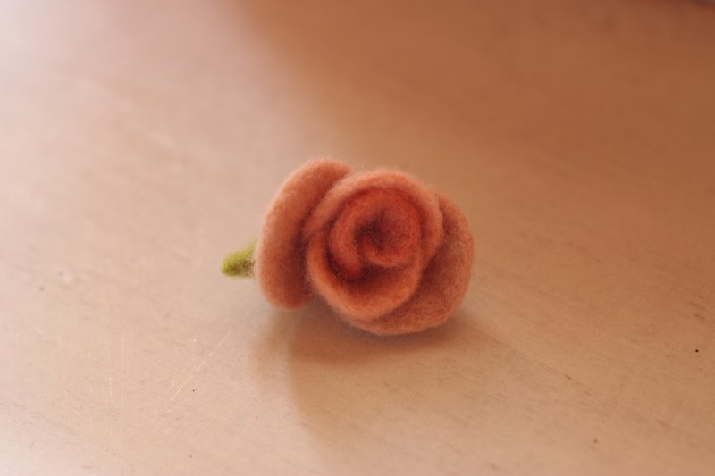 植物染色系玫瑰胸針 淡粉紅色 茜草+檳榔 訂做款 需訂做 - 胸針 - 羊毛 粉紅色