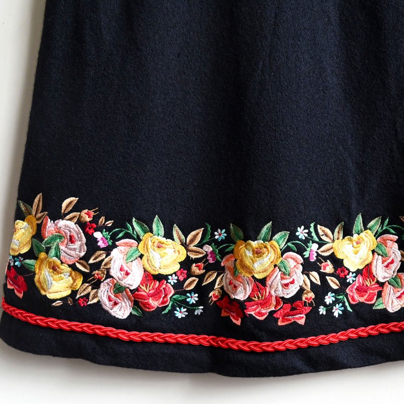 [Egg Plant Vintage] Wreath Seiko Embroidered Wool Vintage Vest Suspender Skirt - ชุดเดรส - ขนแกะ สีดำ