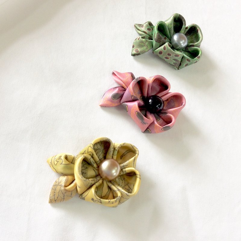 Retro Flower clip. Kanzashi Ribbon flower hair clip.  - Brooches - Silk Multicolor