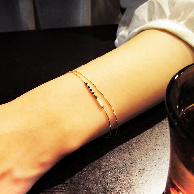 Genie series | glass beads bracelet #1 black&white - สร้อยข้อมือ - ทองแดงทองเหลือง สีทอง