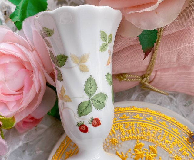  ワイルドストロベリー　花瓶　ボーンチャイナ　箱付き Wedgwood ワイルドストロベリー 花瓶 ボーンチャイナ 箱付き