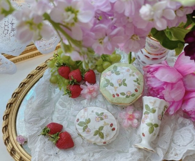  ワイルドストロベリー　花瓶　ボーンチャイナ　箱付き Wedgwood ワイルドストロベリー 花瓶 ボーンチャイナ 箱付き