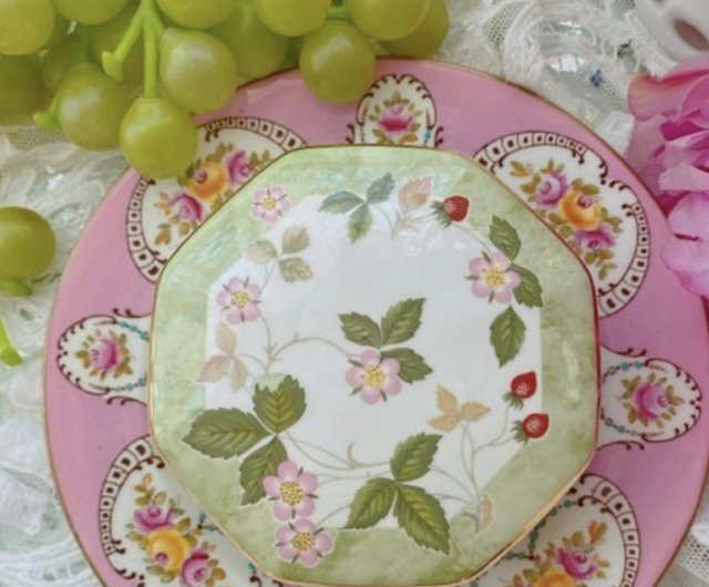  ワイルドストロベリー　花瓶　ボーンチャイナ　箱付き Wedgwood ワイルドストロベリー 花瓶 ボーンチャイナ 箱付き