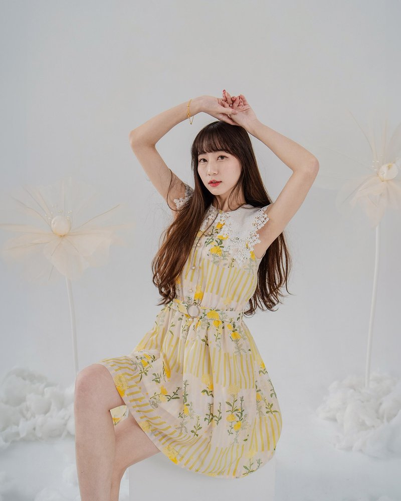 [Boli Print] Baby's Breath Lace Collar Short Dress with Belt Kominato Hiyori and Rapeseed Flowers - One Piece Dresses - Cotton & Hemp Yellow