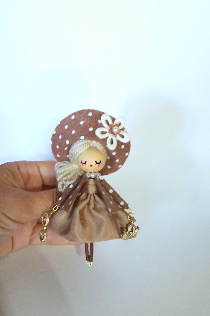 Doll brooch - Brooches - Wood Brown