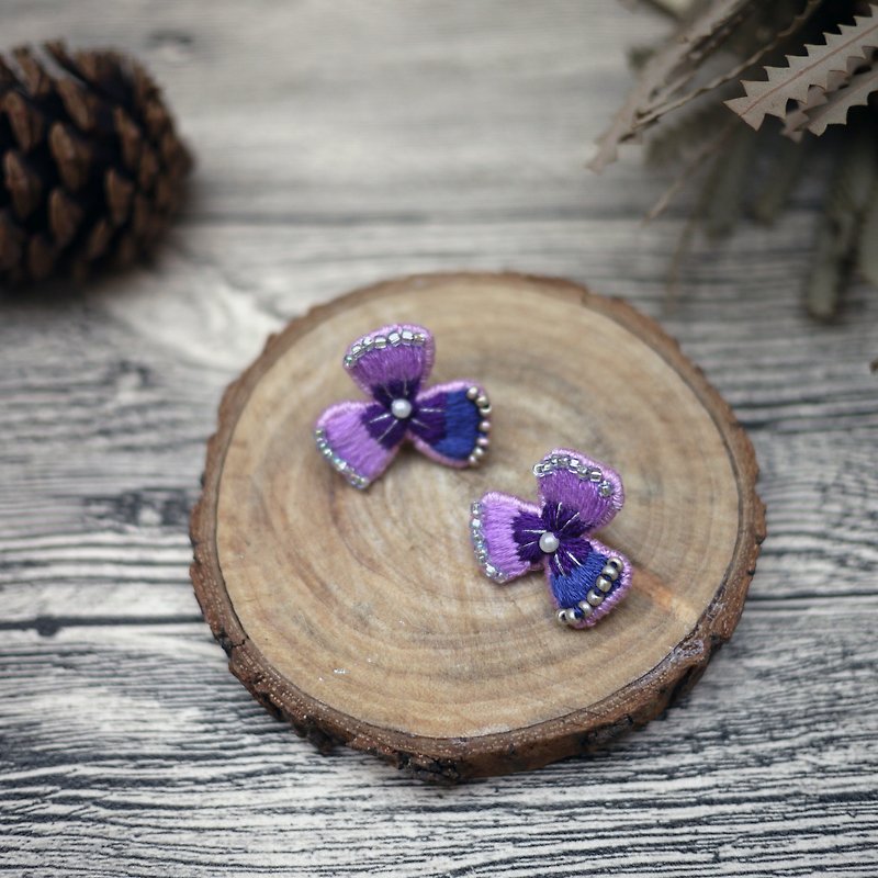 [Flower] embroidery hand embroidery culture chamber / Ear / Flower - Earrings & Clip-ons - Thread Purple
