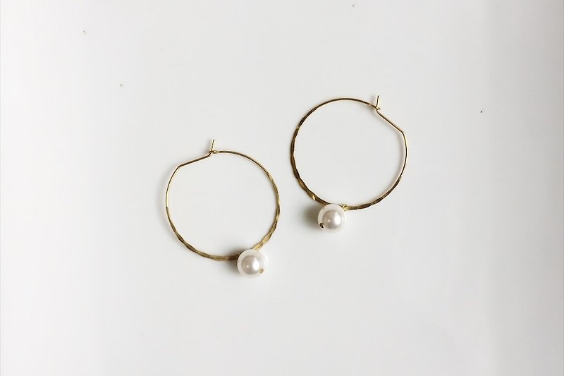 Round pearl simple wild brass shape earrings - ต่างหู - โลหะ สีทอง