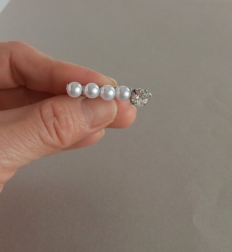 A glamorous look at the collar Straight brooch with rhinestones and pearl beads Simple elegant hat brooch Gift Daily use - Brooches - Other Materials White
