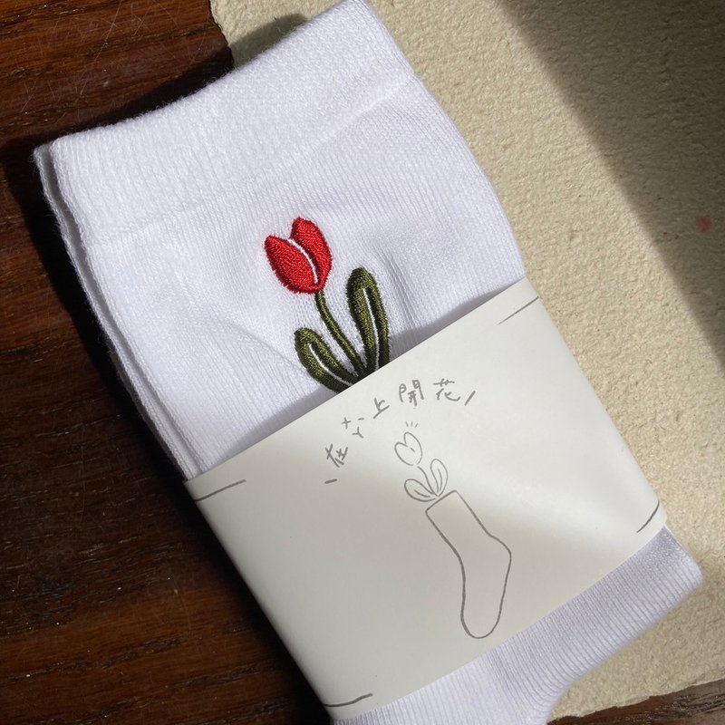 Flower embroidered mid-calf socks on socks (ㄨㄚˋ) - ถุงเท้า - ผ้าฝ้าย/ผ้าลินิน ขาว