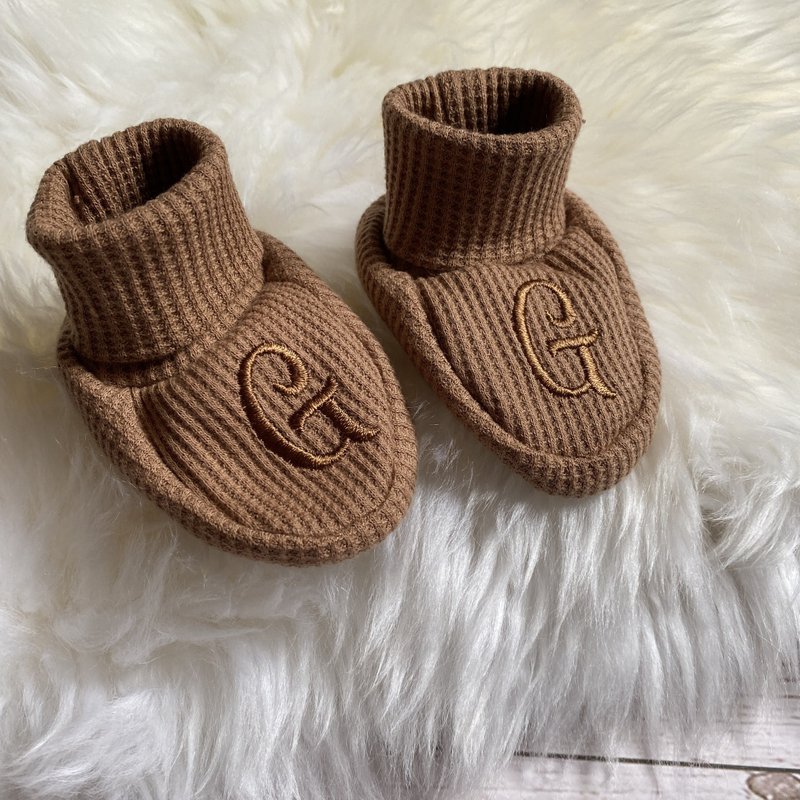 Custom embroidery Newborn baby coming home outfit baby name gift set Camel color - รองเท้าเด็ก - ผ้าฝ้าย/ผ้าลินิน สีนำ้ตาล