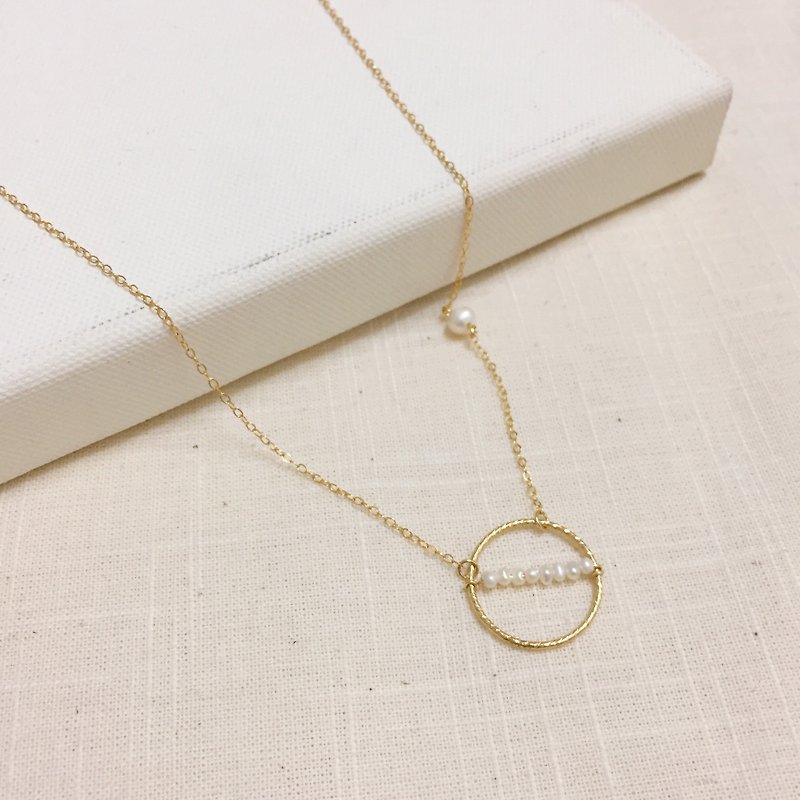 The trajectory of the planet—14K gold-infused pearl twist circle clavicle chain short necklace can be touched by water and will not fade - สร้อยคอทรง Collar - ไข่มุก สีทอง