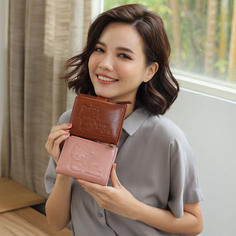 Hello Kitty 聯名款 真皮機能短夾(附活動票卡夾) EMY 拿鐵棕 - 錢包/皮夾/長短夾 - 真皮 咖啡色