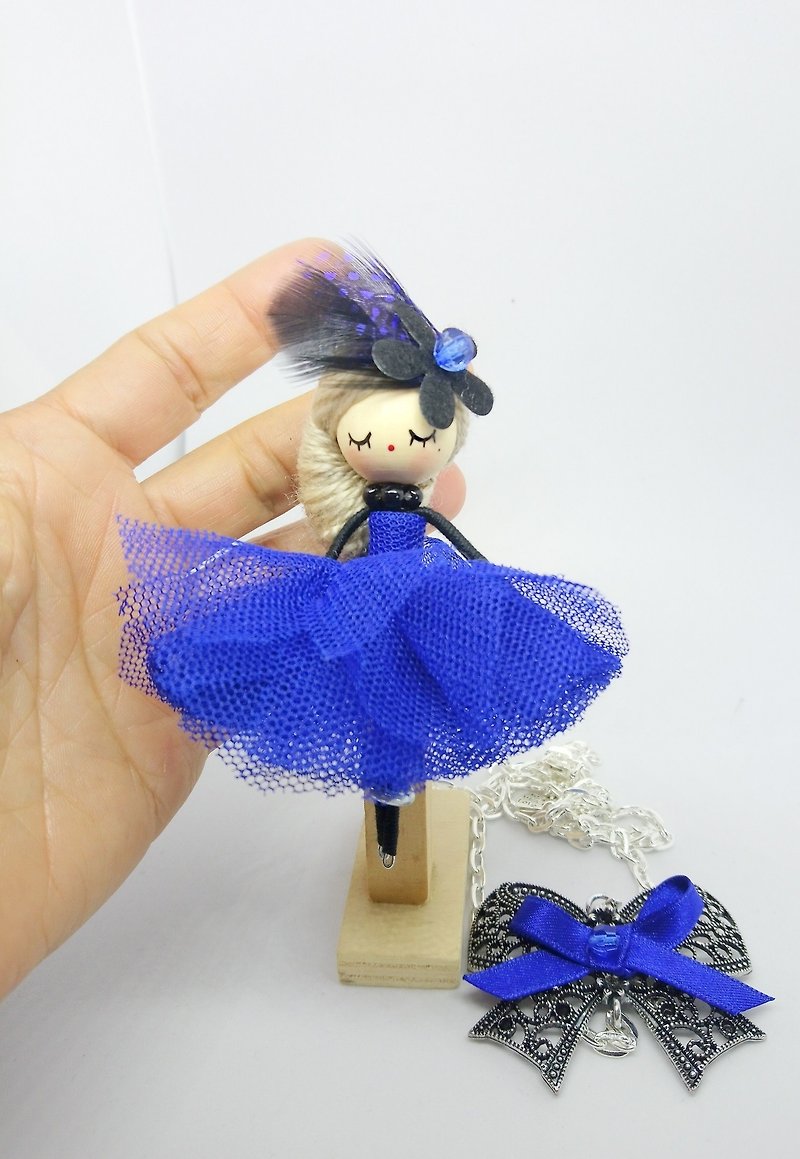 バレリーナ人形のネックレスとブローチ - ブローチ - 木製 ブルー