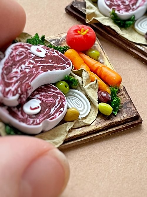 DOLLFOODS Miniature set with meat steaks