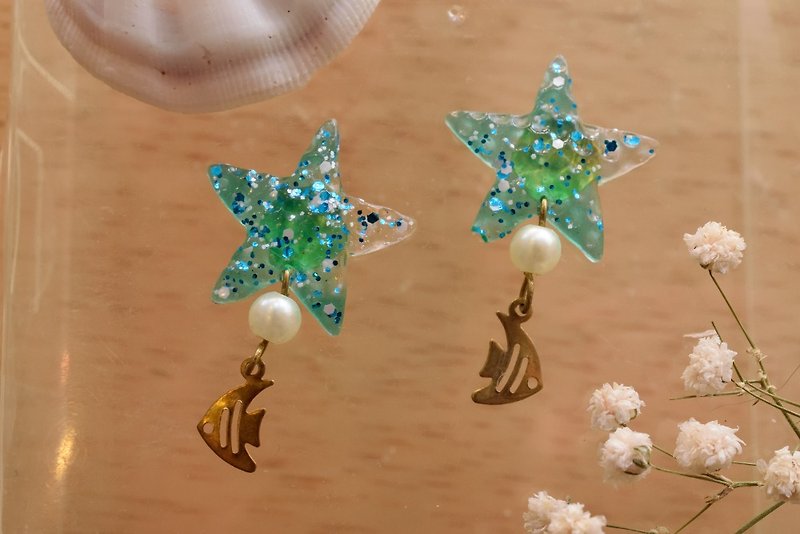 Cute & Beauty Adorable Green Clear Star Fish Resin with tiny Fish Stud Earrings - ต่างหู - วัสดุอื่นๆ สีเขียว