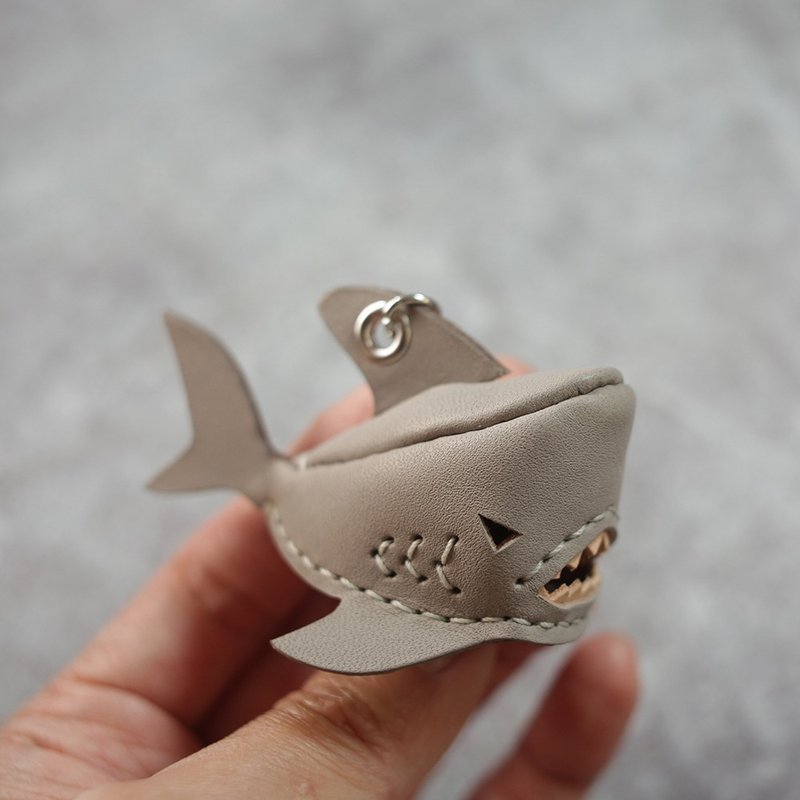 ONE+ Bruce shark Key holder - ที่ห้อยกุญแจ - หนังแท้ สีเทา