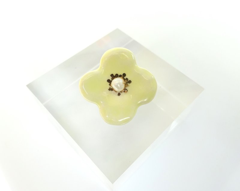 small flower lover broach cream yellow - เข็มกลัด - ดินเผา สีเหลือง