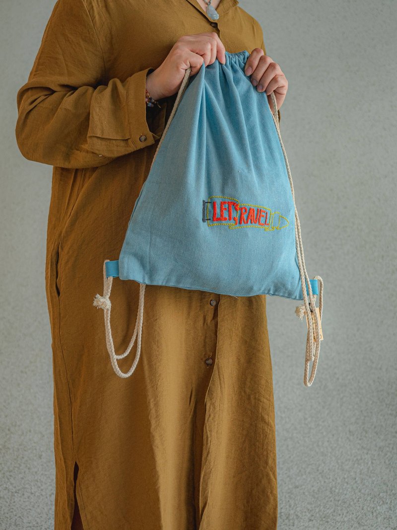 Let's travel light blue embroidered drawstring pocket - กระเป๋าเป้สะพายหลัง - ผ้าฝ้าย/ผ้าลินิน สีน้ำเงิน