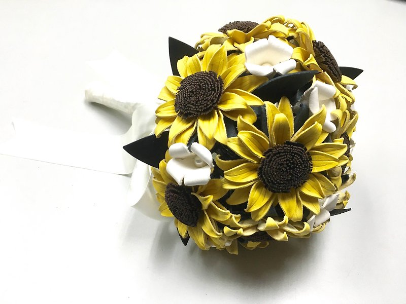 Leather Sunflower Bouquet - ตกแต่งต้นไม้ - หนังแท้ สีเหลือง