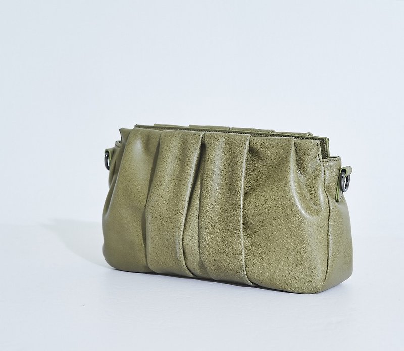 Laminated skin folding hand side back small bag green - กระเป๋าแมสเซนเจอร์ - หนังแท้ สีเขียว