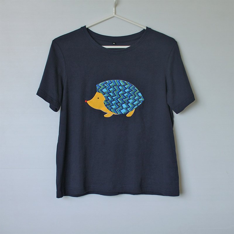 可愛小刺蝟短版微寬鬆短袖T-shirt(深藏青色) - 女 T 恤 - 棉．麻 藍色