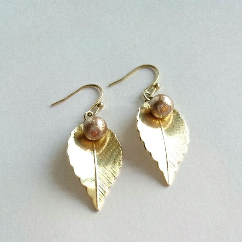 Leaf & 1 grain Gold Cotton Pearl Earrings (earrings) 6mm - Earrings & Clip-ons - Other Metals Gold